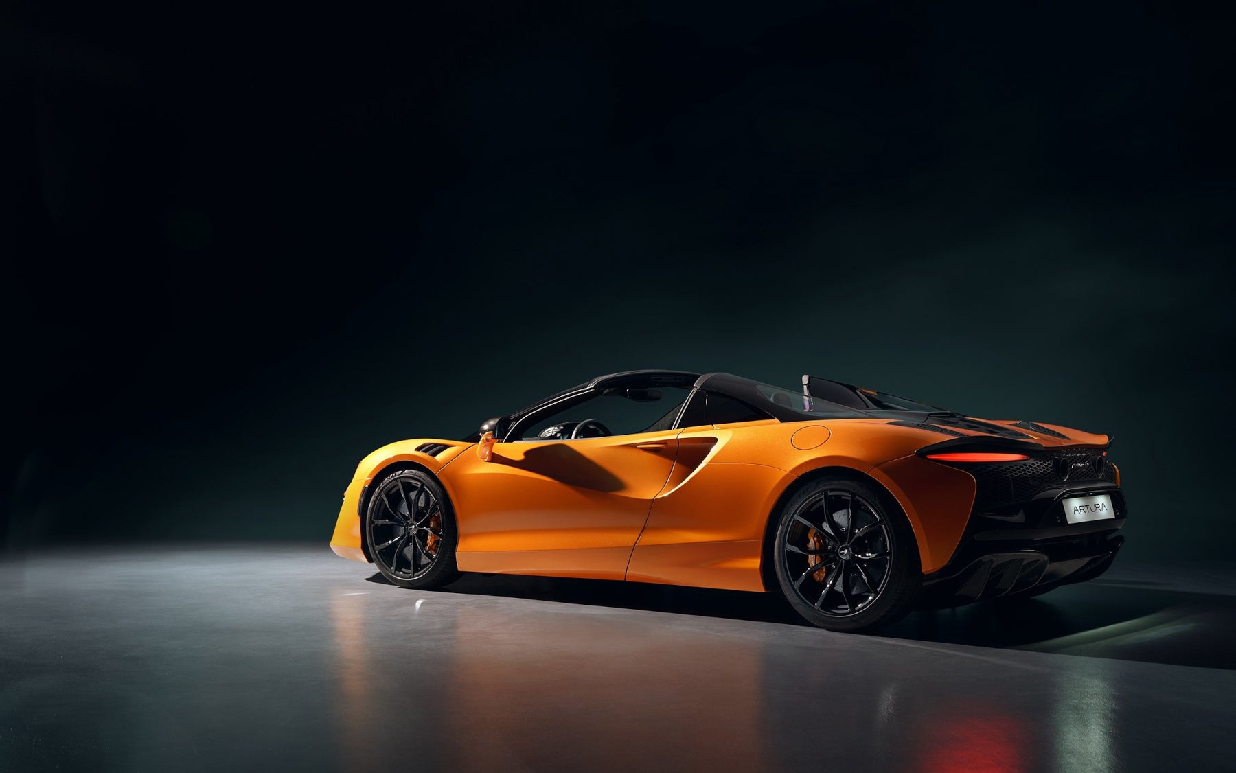 Unleashing the McLaren Artura: Where Innovation Meets Adrenaline