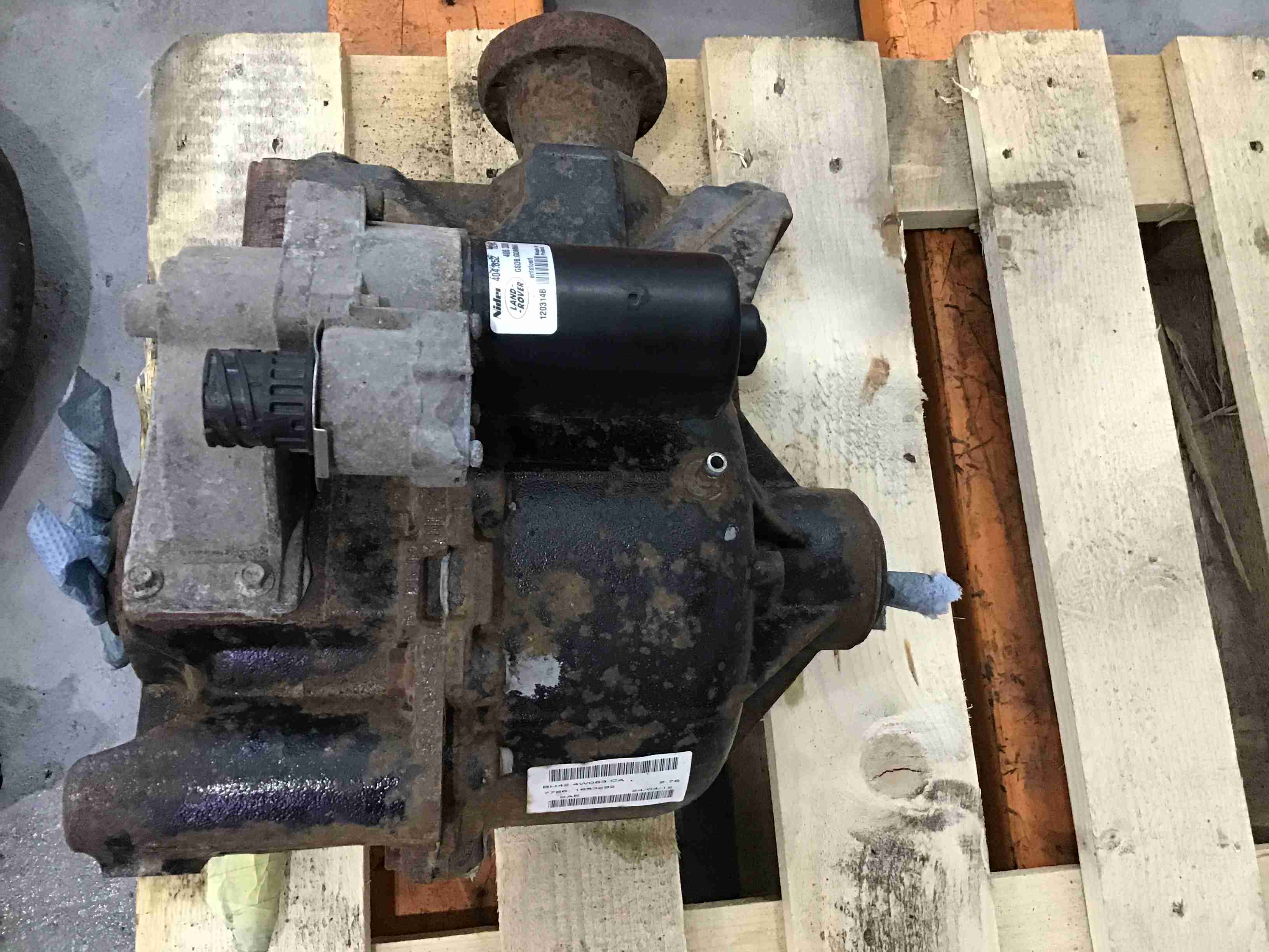 Land Rover Axle - rear
 lr022579