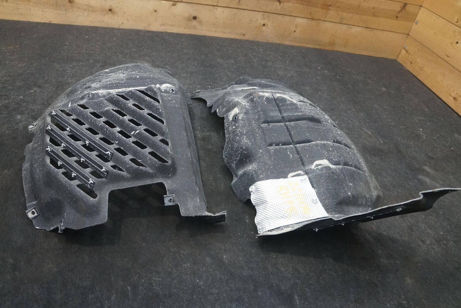 ASTON MARTIN FRT WHEEL ARC LINER FRT RH (HY53-166562-AD)