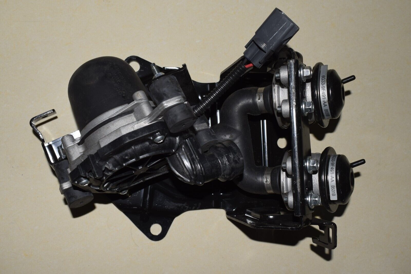 阿斯顿马丁泵和支架 6G33-9S495-Ca