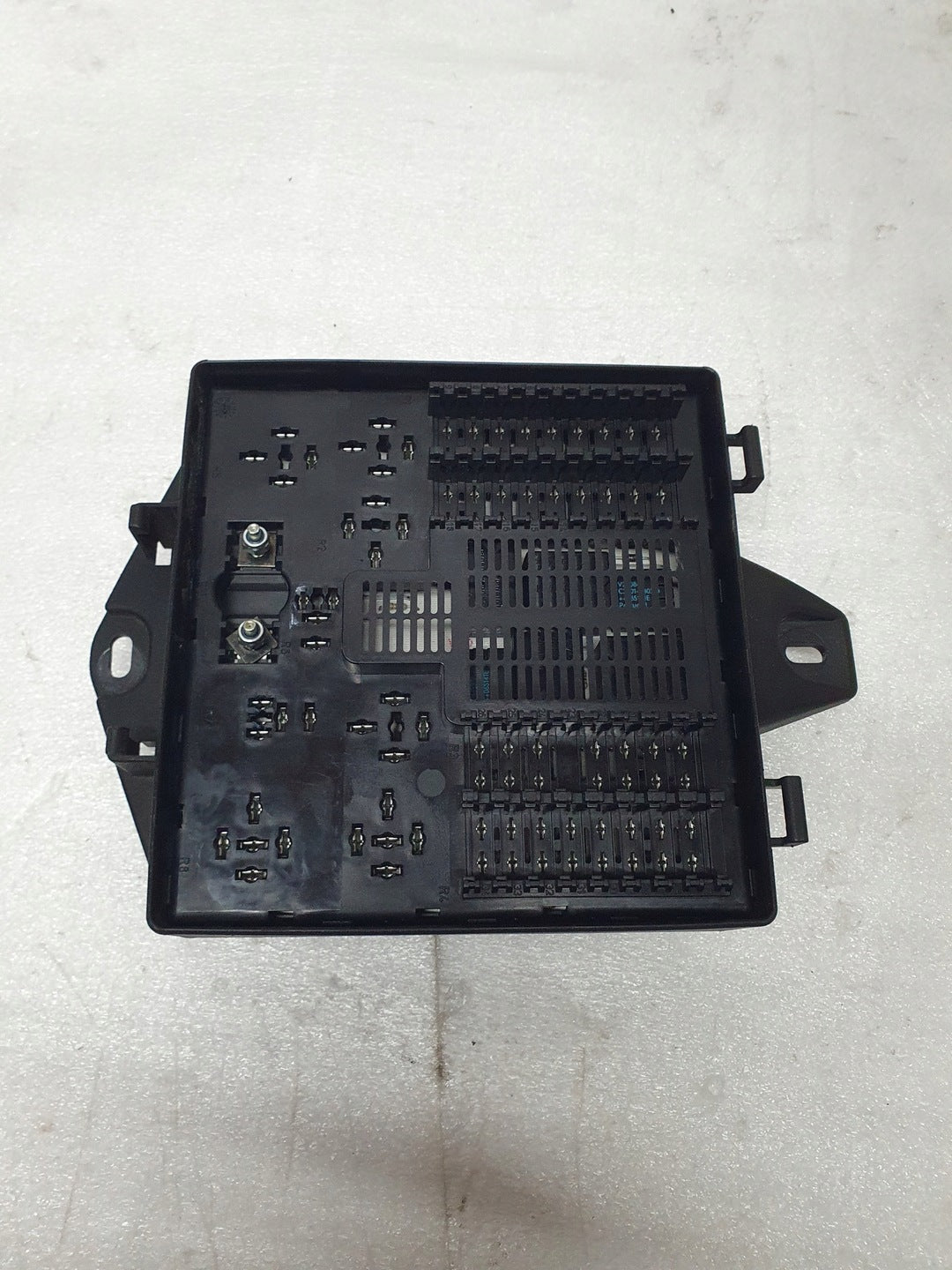 发动机舱保险丝盒