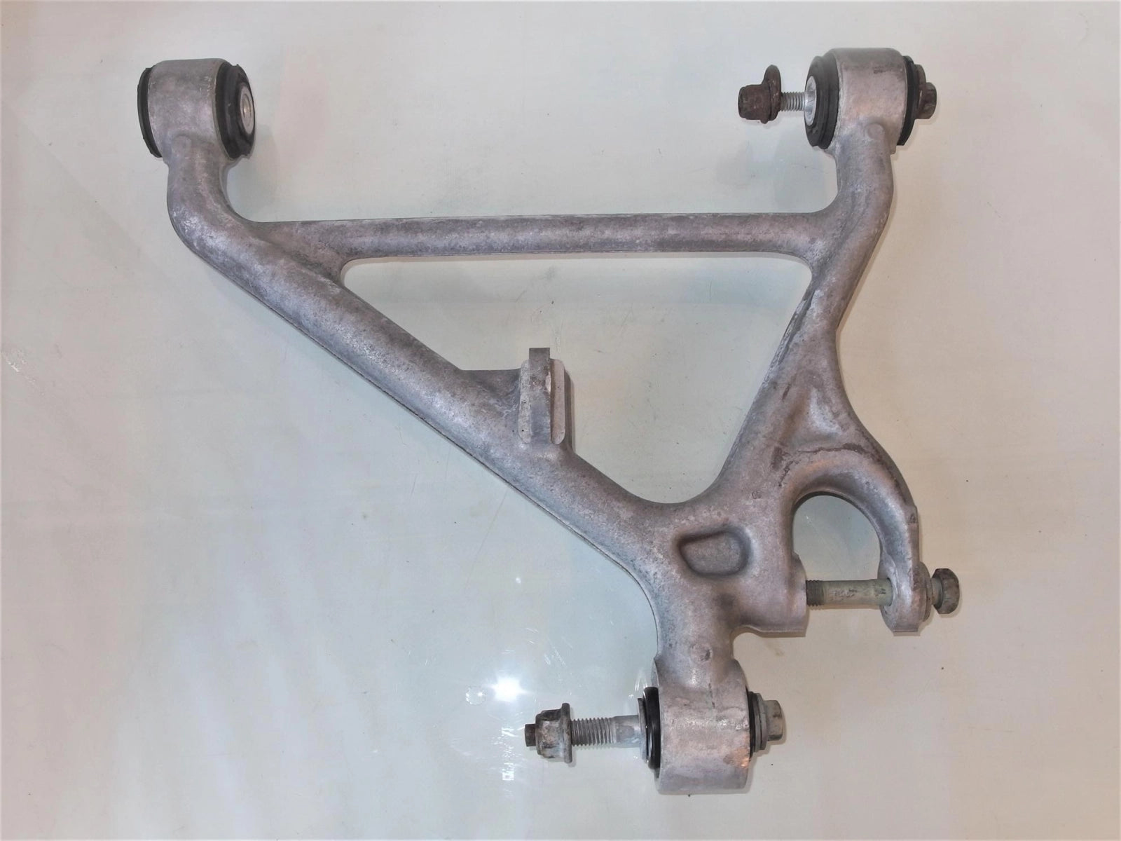 ASTON MARTIN ARM & BUSH ASSY REAR (DG43-5B530-AB)